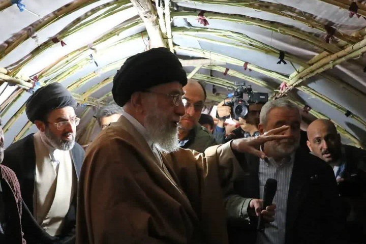 بازدید رهبر شهید انقلاب و آیت‌الله سیدمجتبی خامنه‌ای از مناطق زلزله‌زده سرپل‌ذهاب