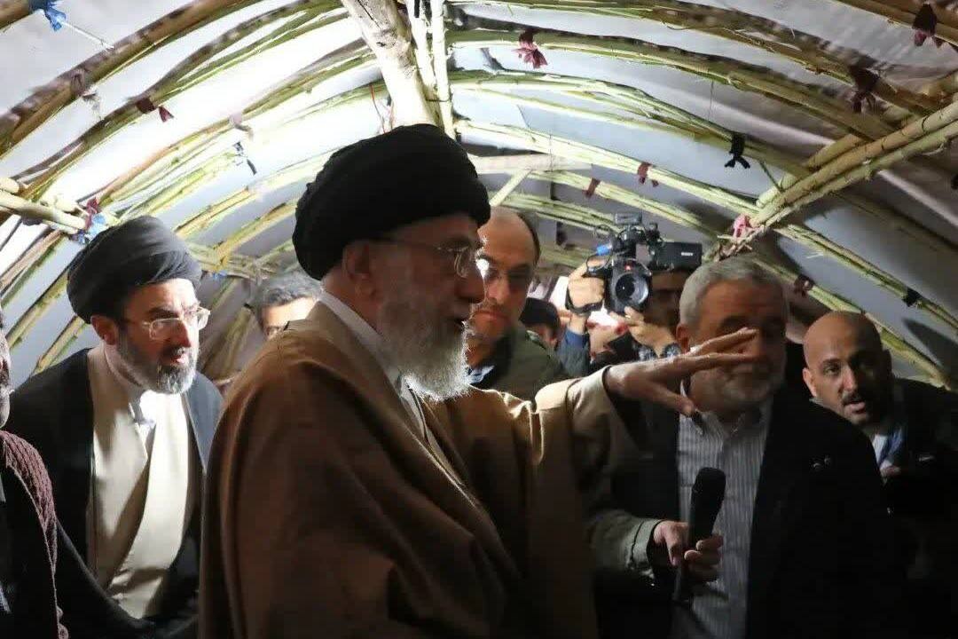 بازدید رهبر شهید انقلاب و آیت‌الله سیدمجتبی خامنه‌ای از مناطق زلزله‌زده سرپل‌ذهاب