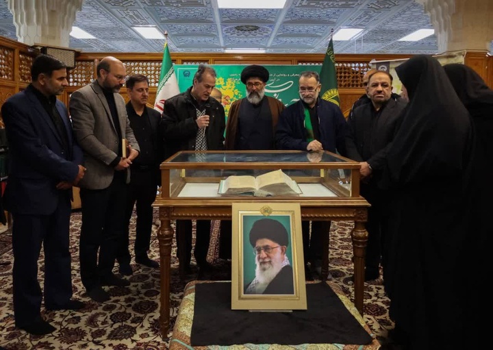 نهج‌البلاغه اهدایی رهبر شهید انقلاب، زینت‌بخش کتابخانه حرم رضوی شد