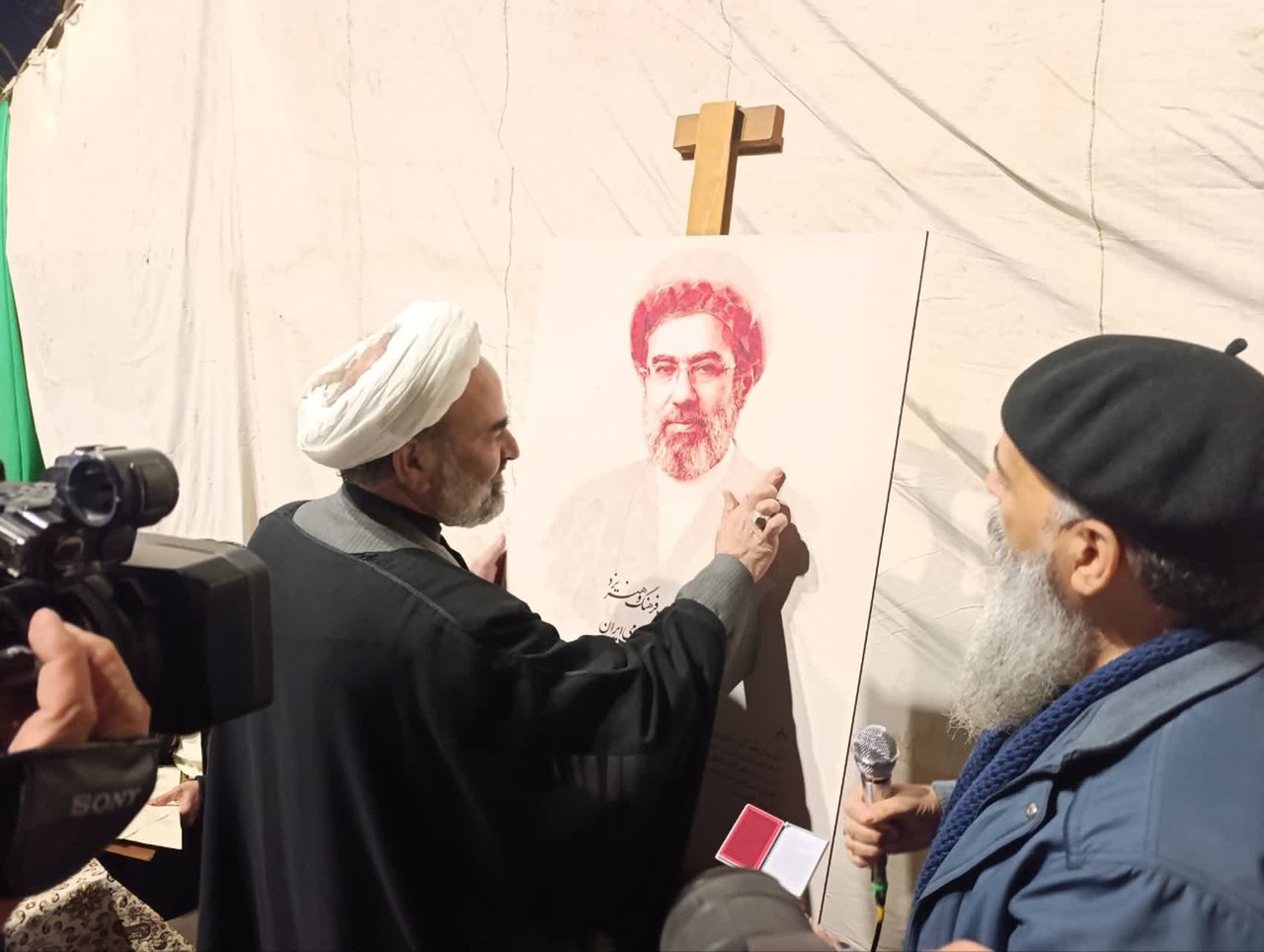 هنرمندان یزدی پای کار انقلاب آمدند/ بیعت هنرمندان یزدی با سومین رهبر انقلاب