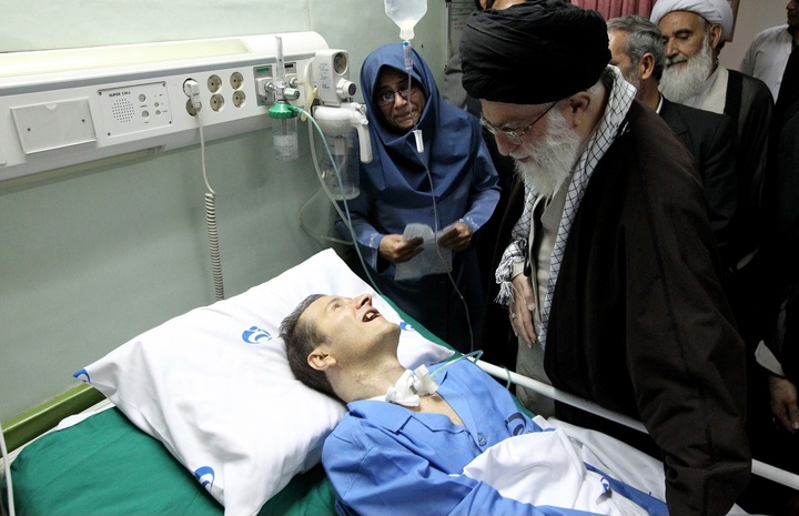 تصویری از عیادت رهبر شهید انقلاب از احمد عزیزی شاعر کرمانشاهی