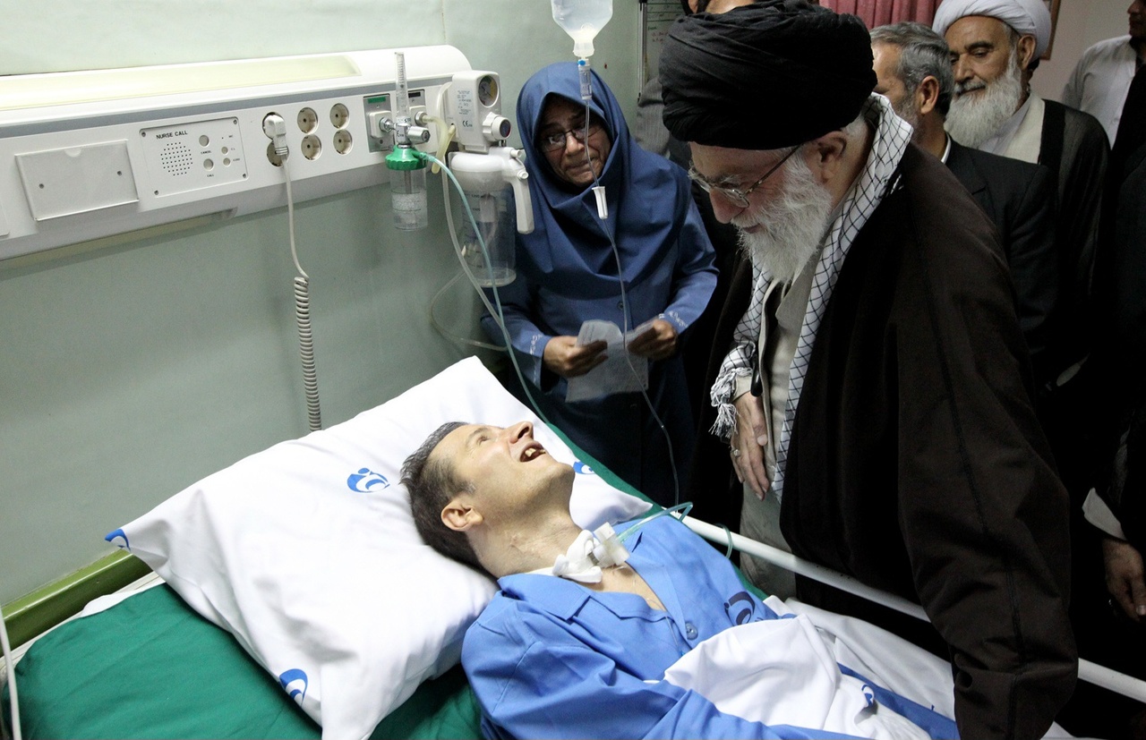 تصویری از عیادت رهبر شهید انقلاب از احمد عزیزی شاعر کرمانشاهی