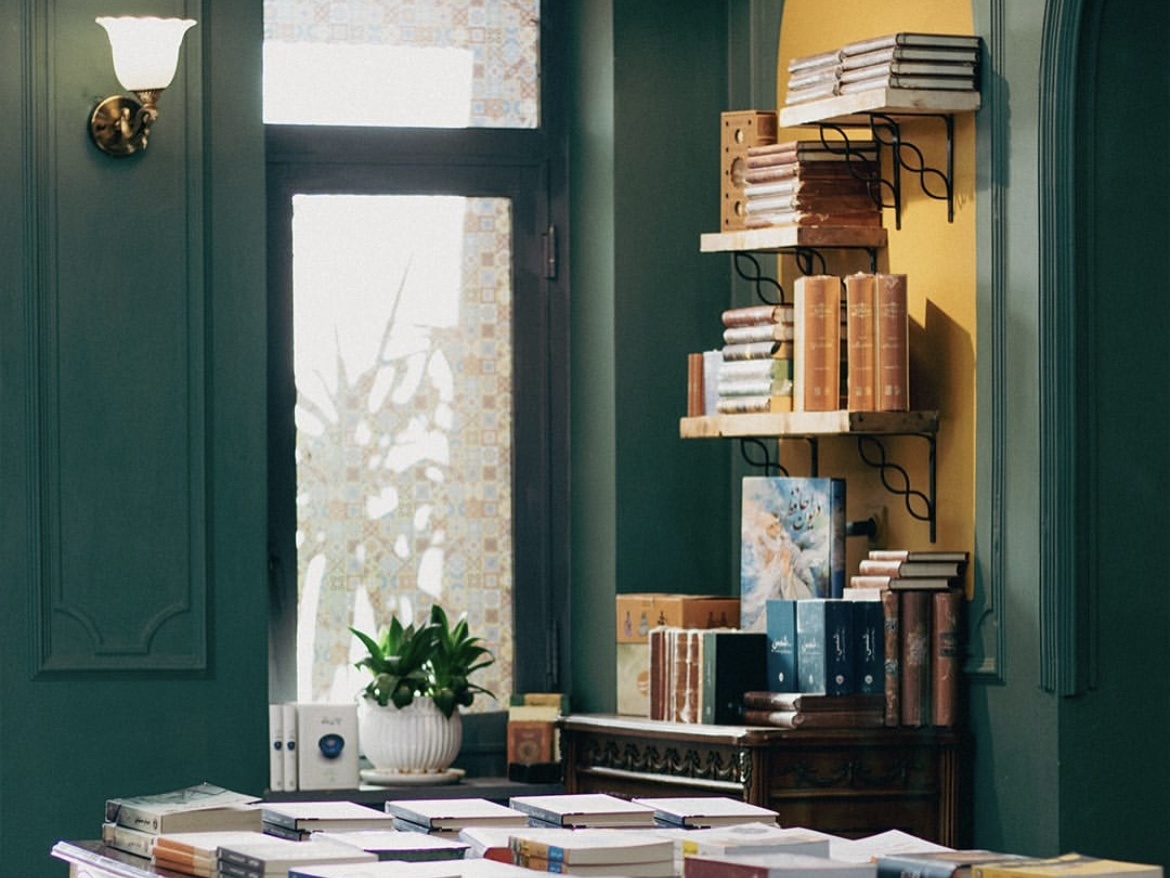 پرواز خیال در کتابفروشی‌های شیراز/ کتاب امید را زنده نگه داشت