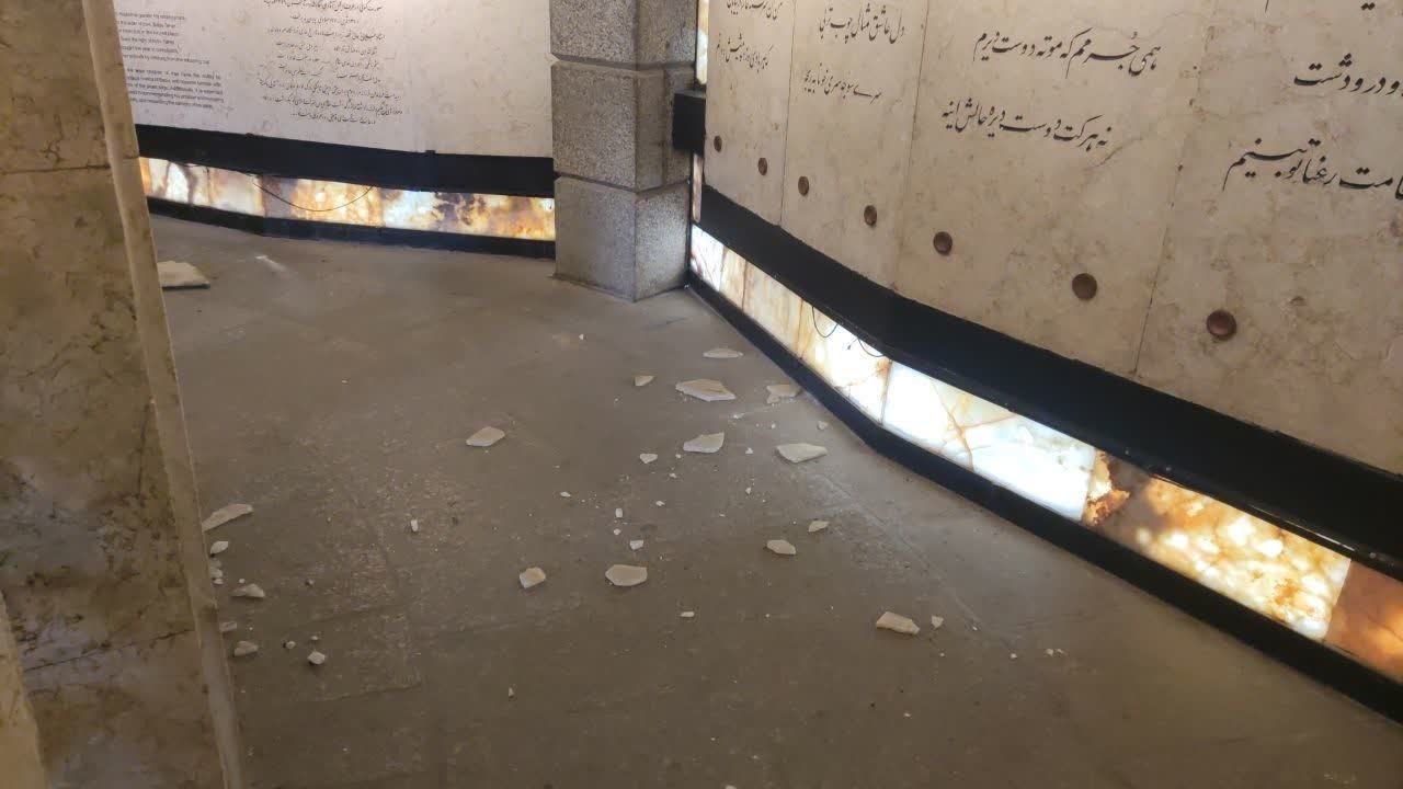 آرامگاه باباطاهر آسیب دید