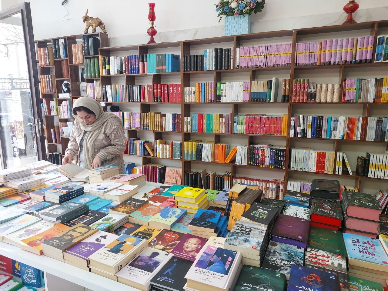 کتابفروشی «چراغ»، نوری پایدار در روزهای ناآرام جنگ