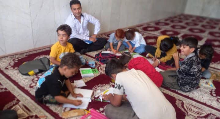 کتابداری که در روزهای جنگ برای کودکان روستایی امیدآفرین شد/ کتابخوانی در روزهای سخت