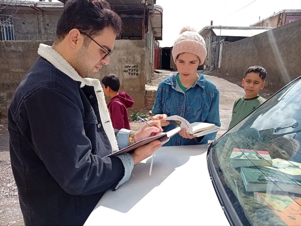 حضور کاروان کتاب کانون پرورش فکری در مناطق شهری و روستایی کرمانشاه