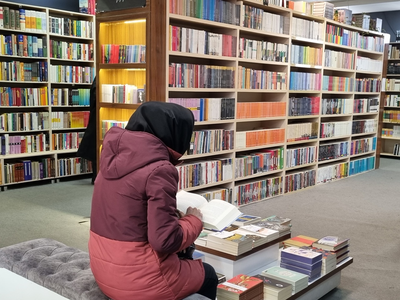 کتاب روشنایی روزهای جنگ/ وقتی موشک‌ها حرف می‌زنند، من کتاب می‌خوانم