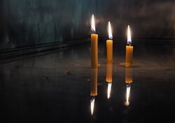 شمع و چراغ ژرف‌ترین عناصر زندگی بشر