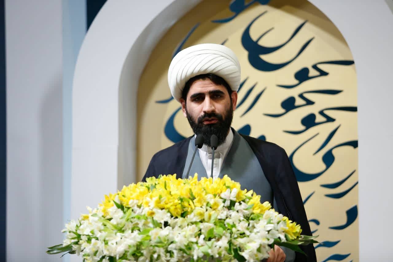 بهروزسازی نمادهای حماسه در شعر «بزن که خوب میزنی»