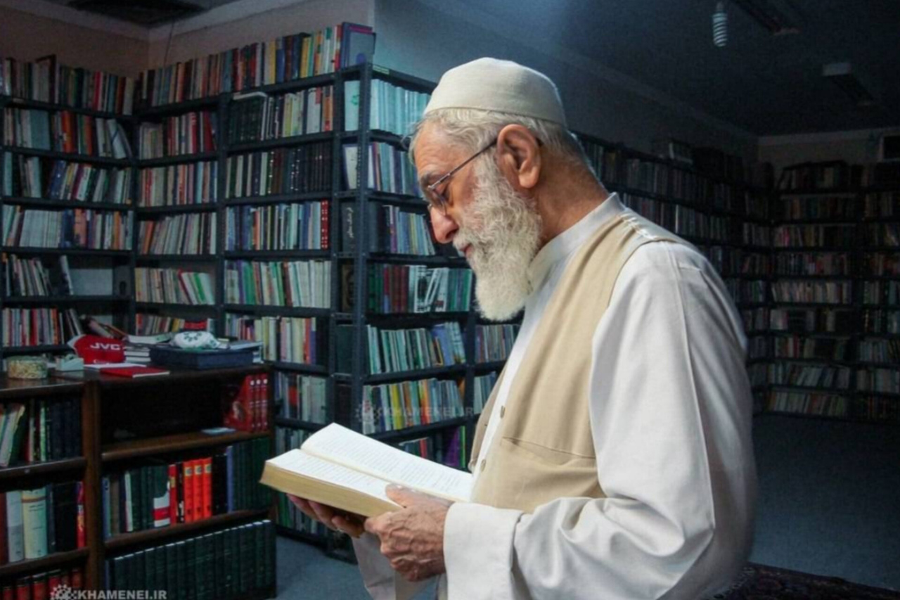 دو کتاب، یک افتخار؛ مُهر تقریظ رهبر شهید بر آثار نویسندگان یزد دو کتاب، یک افتخار؛ مُهر تقریظ رهبر شهید بر آثار نویسندگان یزد