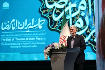 عشق به کتاب و مطالعه میراث پدر رهبر شهید به ایشان است