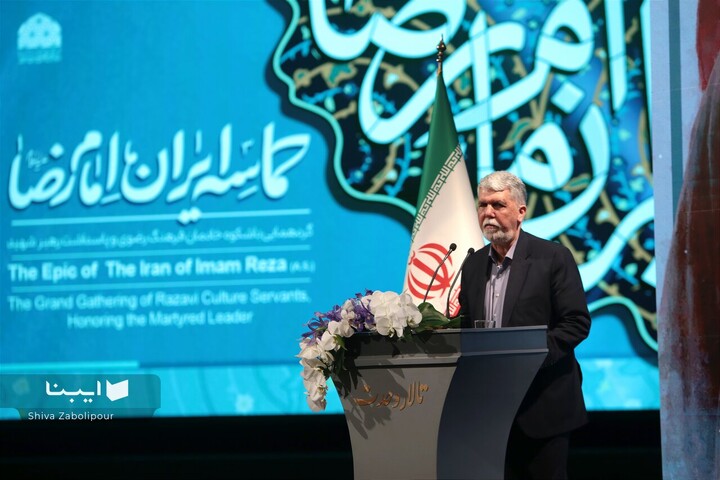 عشق به کتاب و مطالعه میراث پدر رهبر شهید به ایشان است