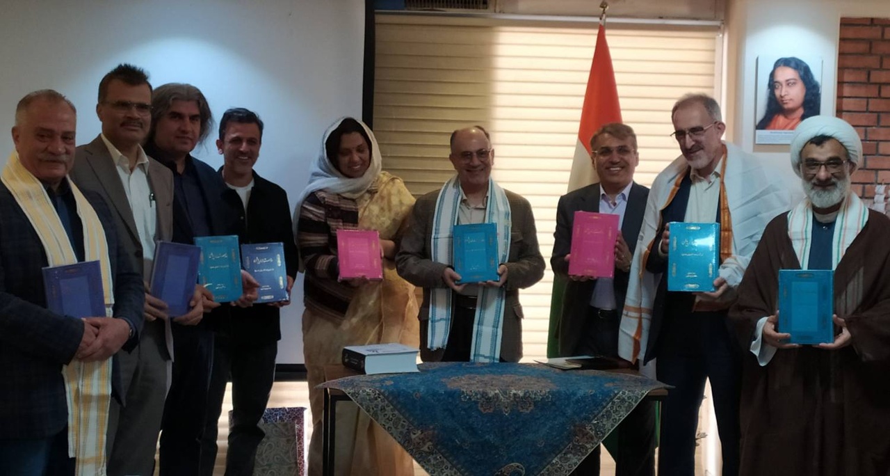 آیین رونمایی از کتاب «دوستداران وطن» برگزار شد