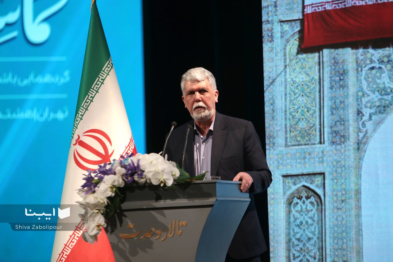 عشق به کتاب و مطالعه میراث پدر رهبر شهید به ایشان است