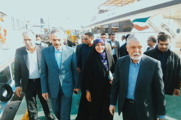 وزیر فرهنگ به هرمز سفر کرد/ اهدای گل به روح شهدای خلیج‌فارس