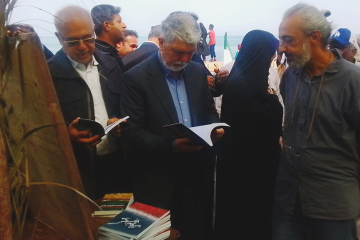 بازدید وزیر فرهنگ از غرفه کتاب در جزیره هرمز