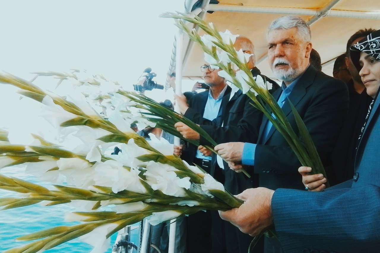 وزیر فرهنگ به هرمز سفر کرد/ اهدای گل به روح شهدای خلیج‌فارس