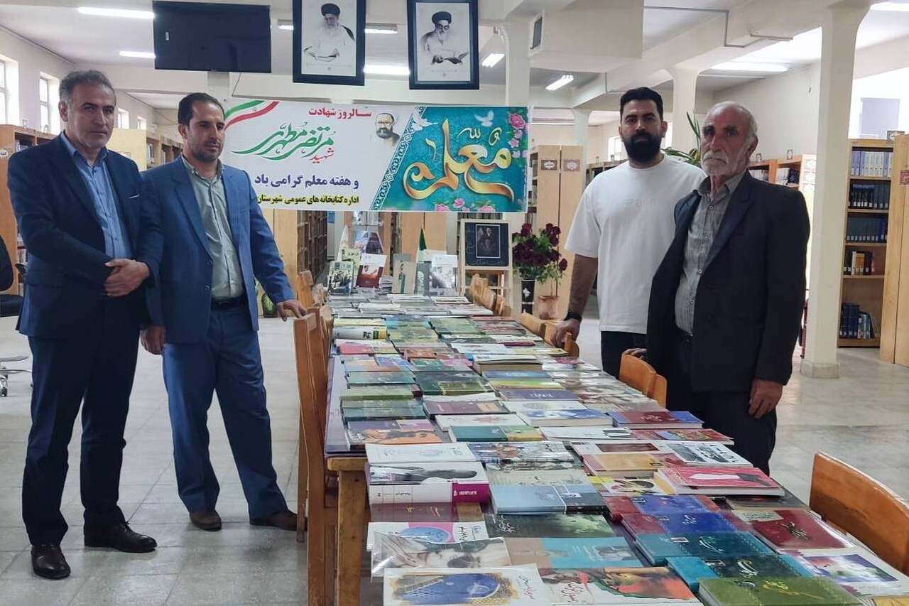 ۲۵۰ نسخه کتاب به کتابخانه‌ عمومی هرسین اهدا شد