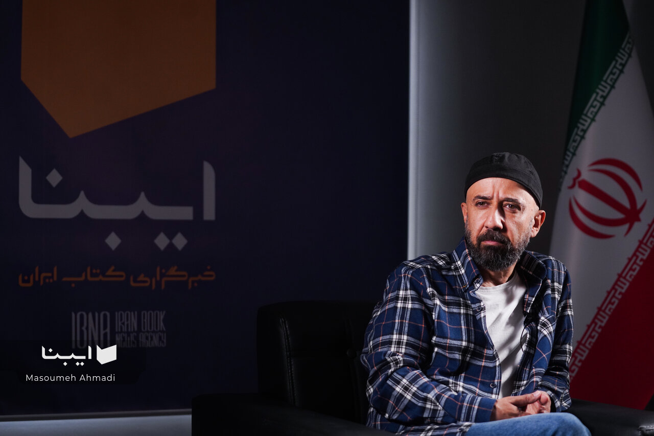 علی میرمیرانی کرکره‌ی دکان « ابراهیم رها» را پایین کشید