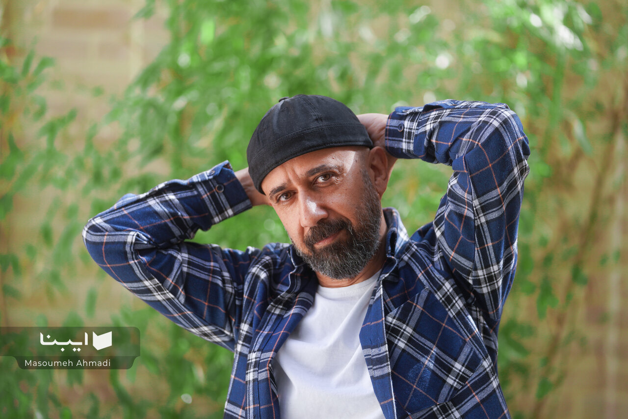 علی میرمیرانی کرکره‌ی دکان « ابراهیم رها» را پایین کشید