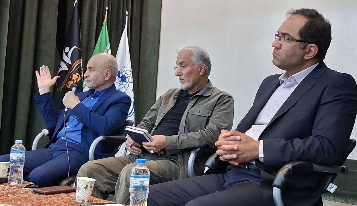رضاقلی، نهادگرایی را در توسعه و عقب‌ماندگی جامعه موثر می‌دانست