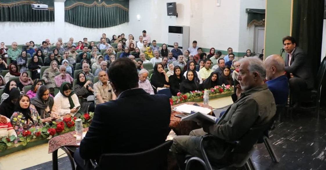 رضاقلی، نهادگرایی را در توسعه و عقبماندگی جامعه موثر میدانست