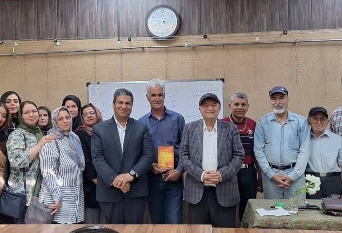 کتاب «در پیچ خم پاییز» در شیراز رونمایی شد