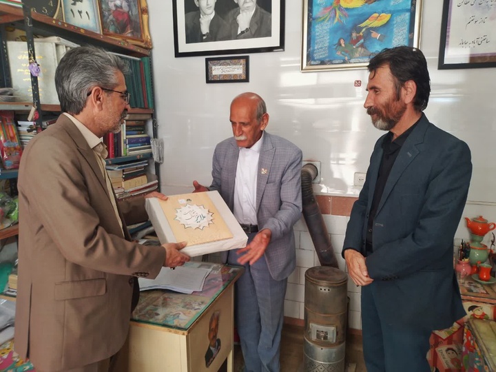 تقدیر از شاهنامه‌پژوه ملایری در روز ادب و فرهنگ پارسی
