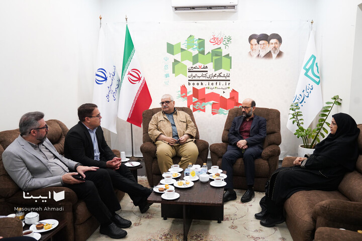 بازدید غلامرضا امیرخانی از ستاد اجرایی نمایشگاه مجازی کتاب تهران