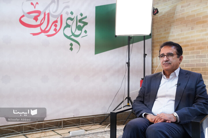 بازدید قادر آشنا از نمایشگاه کتاب