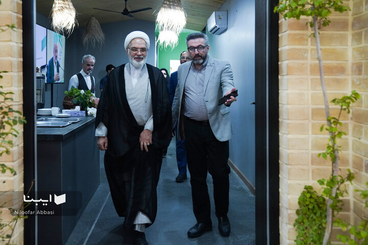 بازدید حمیدرضا ارباب سلیمانی از نمایشگاه مجازی کتاب