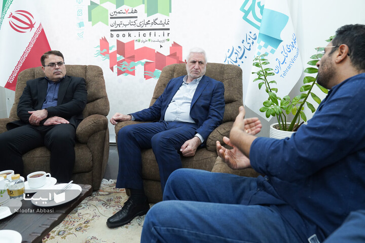 بازدید برزین ضرغامی از ستاد خبری نمایشگاه مجازی کتاب