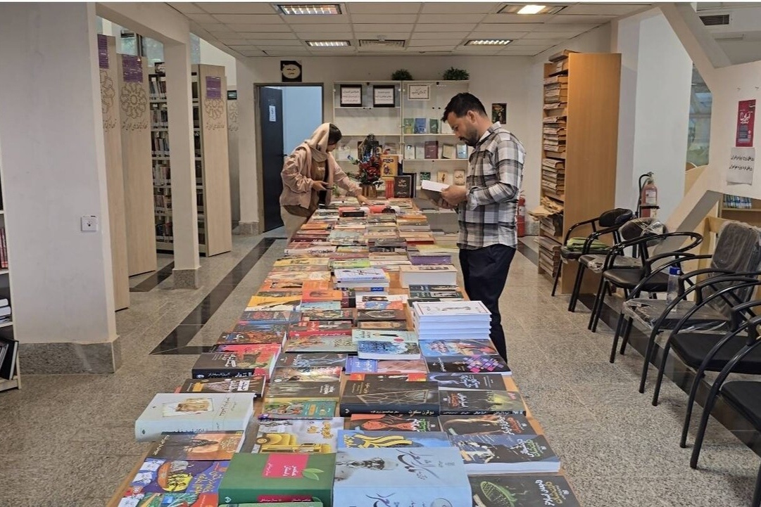 کتابخانه شهید بهشتی آشخانه با دریافت ۲۶۰ عنوان کتاب غنی‌سازی شد