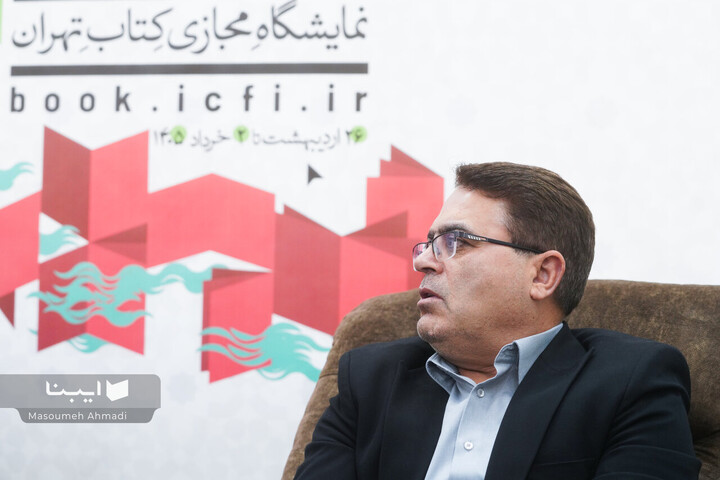 بازدید مهدی محمدی معاون حقوقی، امور مجلس و استان‌ها در وزارت فرهنگ از ستاد نمایشگاه مجازی کتاب