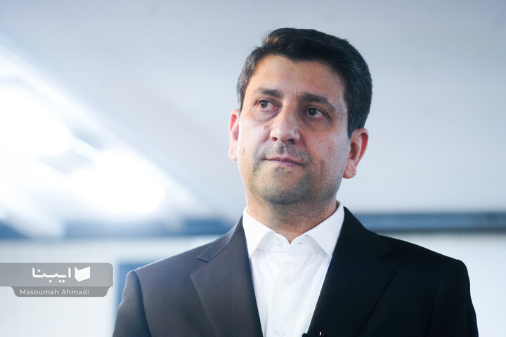 بازدید وزیر ارتباطات از نمایشگاه مجازی کتاب تهران