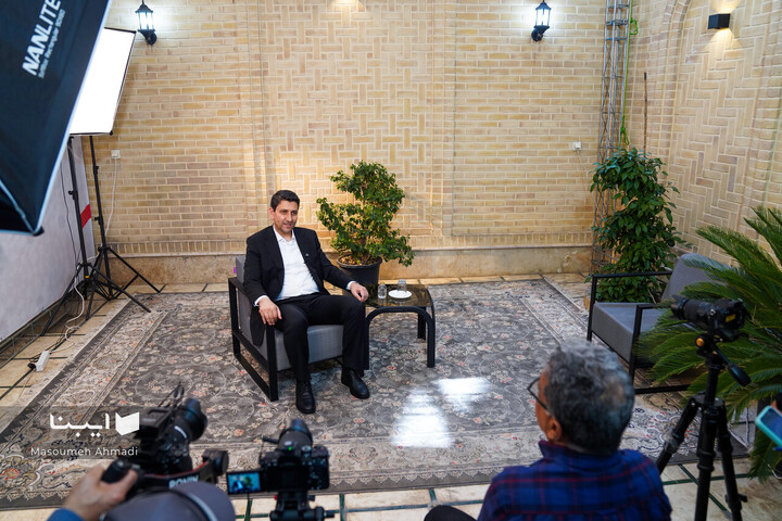 بازدید وزیر ارتباطات از نمایشگاه مجازی کتاب تهران