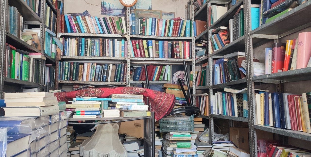 پیرمردی که با کتاب‌ها نفس می‌‎کشد