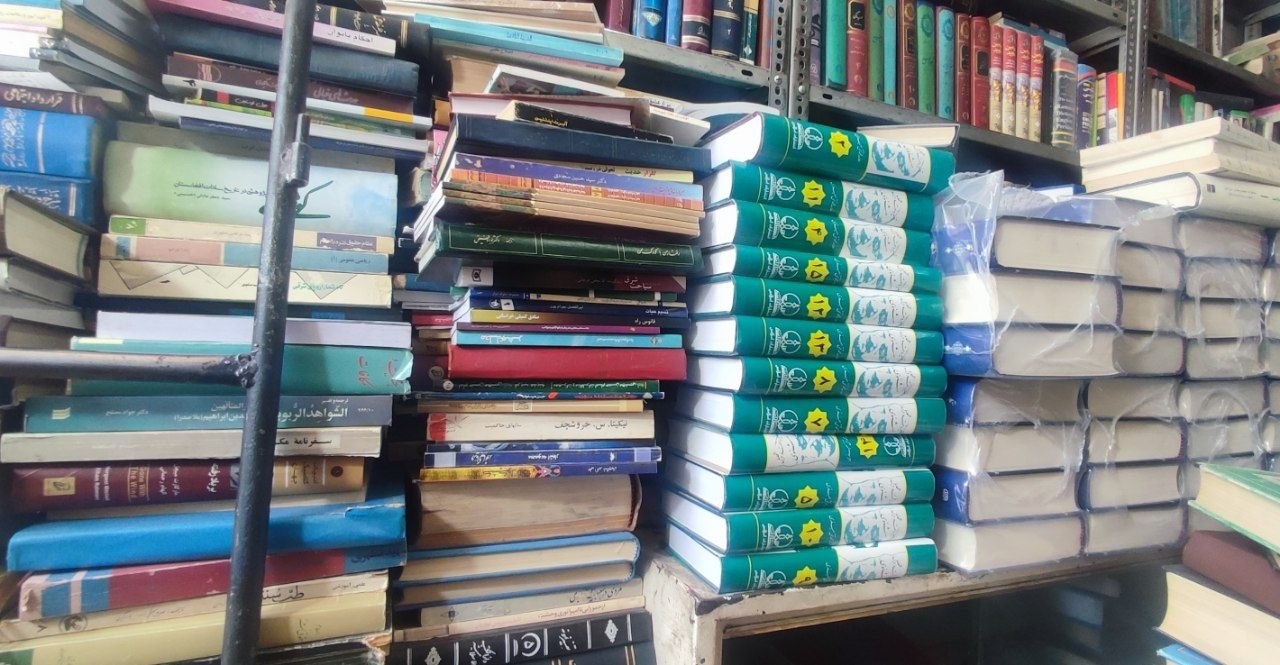 پیرمردی که با کتابها نفس میکشد