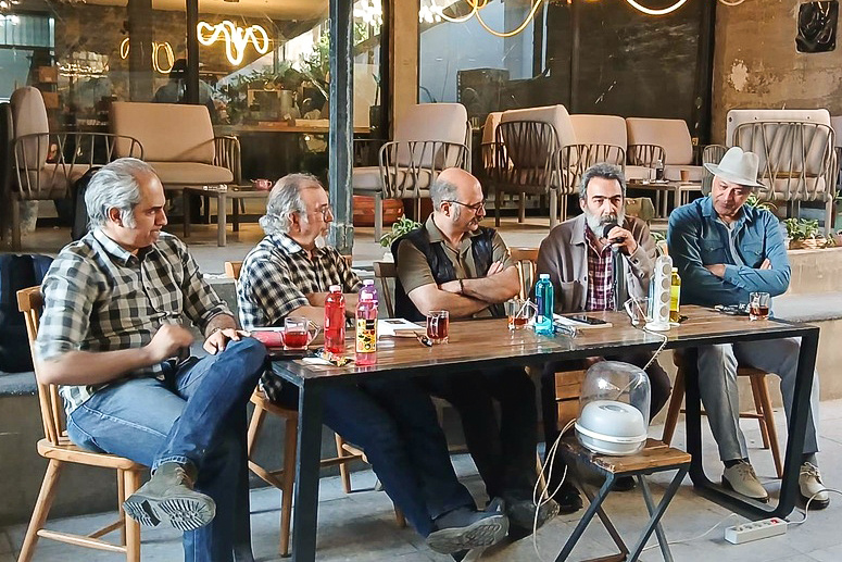 شفر، دیکتاتوری خوشآیندی را بر متن جاری میکند شفر، دیکتاتوری خوشآیندی را بر متن جاری میکند