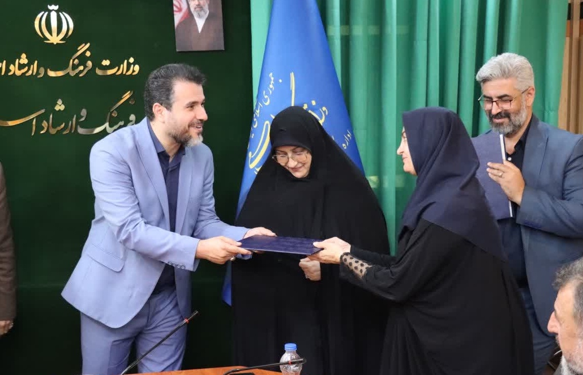 تجلیل از خادمان فرهنگ کتاب و کتابخوانی در گیلان / خبرنگار ایبنا تقدیر شد