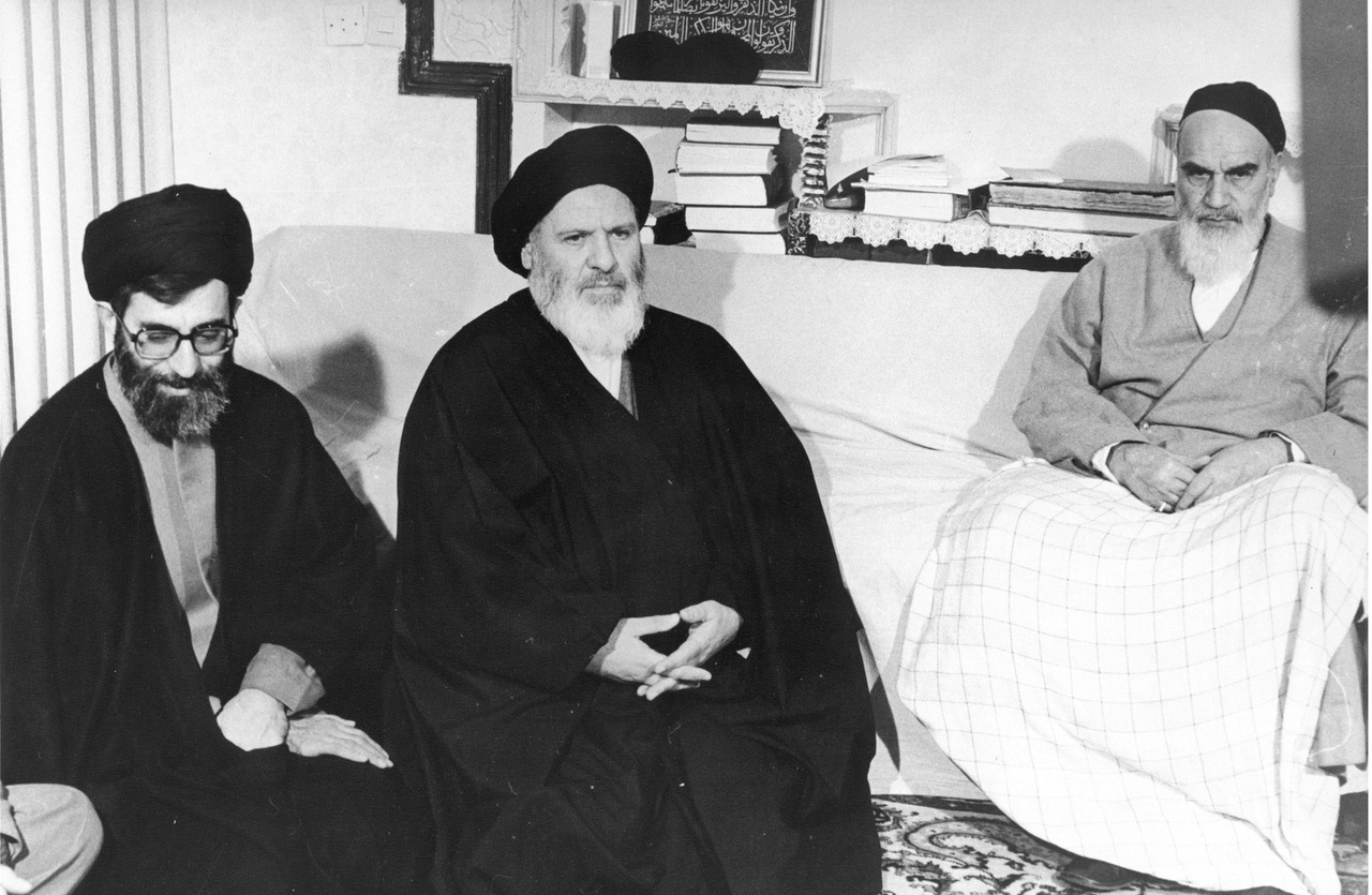 وقتی کفن آیت‌الله خامنه‌ای به امام رسید