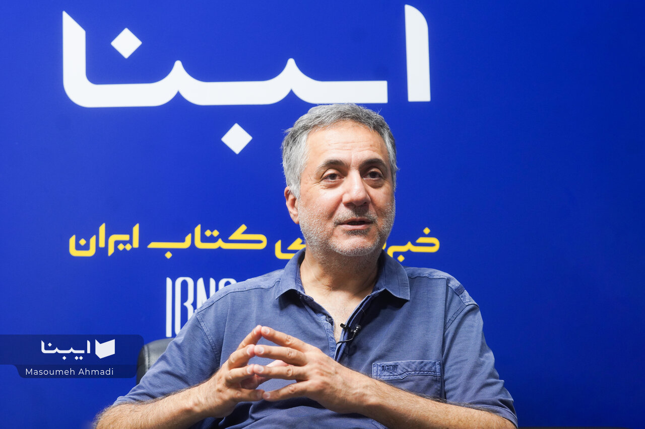 میکوشم دیوار بلندی را که میان امروز و گذشته ماست ویران کنم میکوشم دیوار بلندی را که میان امروز و گذشته ماست ویران کنم