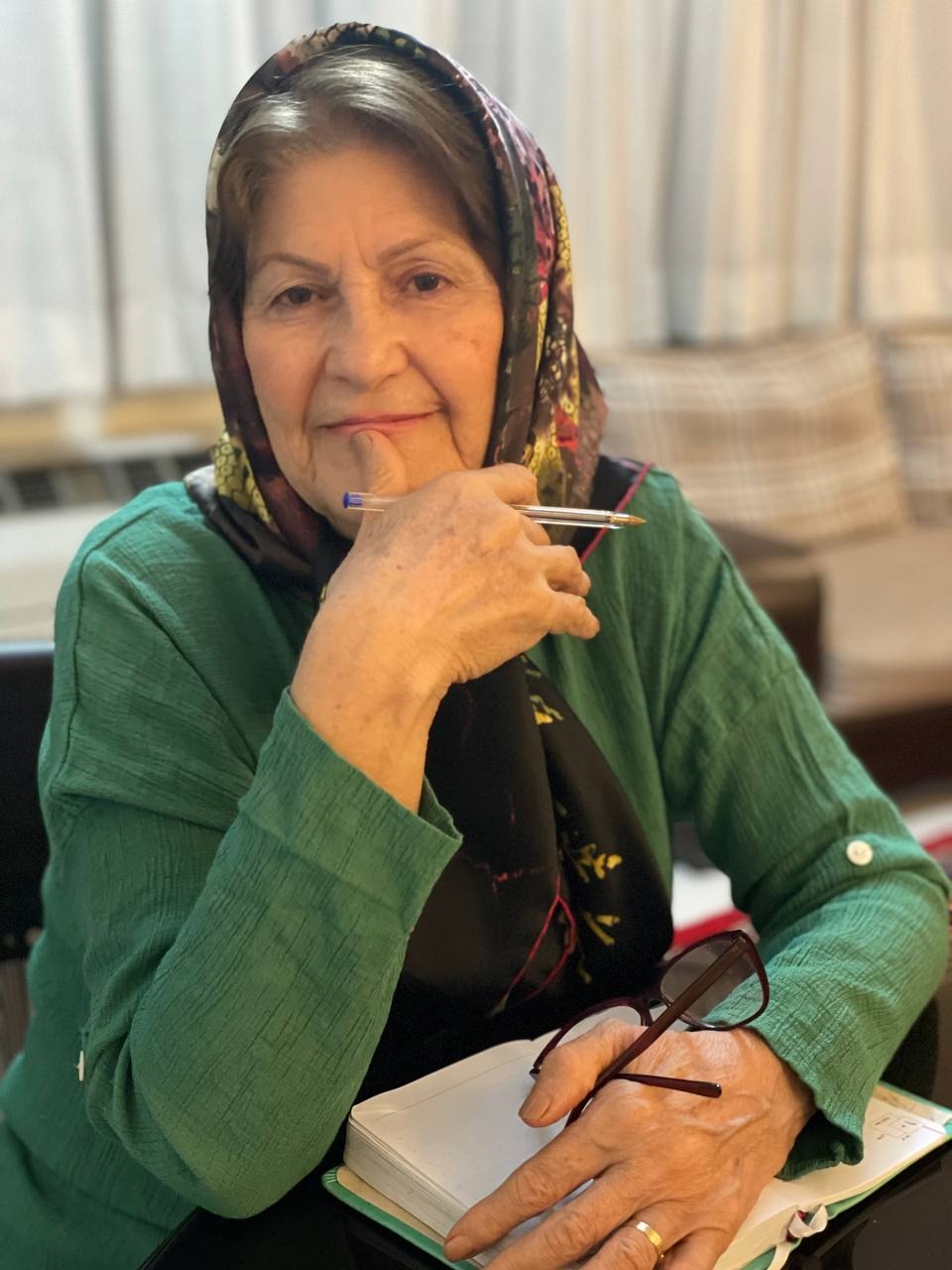 زنی در محاصره دیوارها
