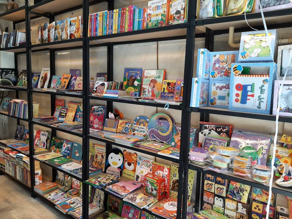 گیشا به استقبال یک کتابفروشی جدید رفت