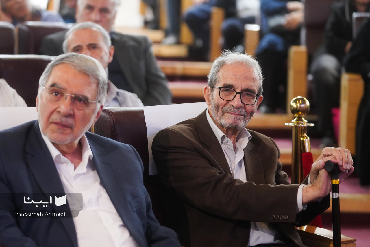 نگاه ایدئولوژیک آفت سیرهنویسی است