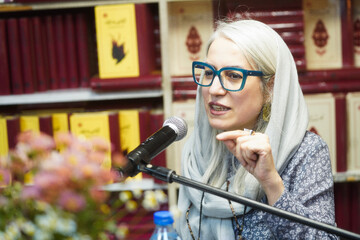 در تمام جنگ‌های شاهنامه، ایرانیان هرگاه صلح پیشنهاد شود، آن را می‌پذیرند