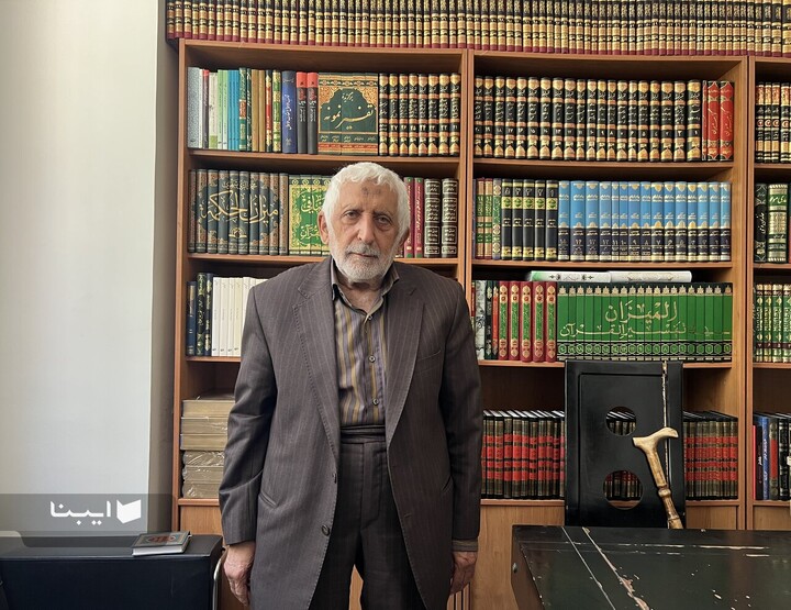 مردی که با کتاب پیر شد