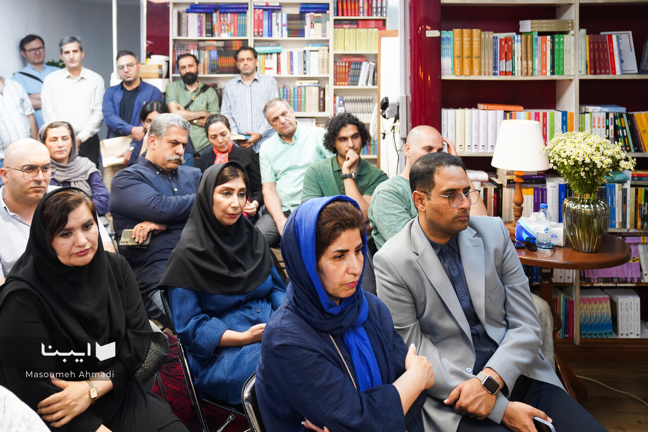 در تمام جنگهای شاهنامه، ایرانیان هرگاه صلح پیشنهاد شود، آن را میپذیرند