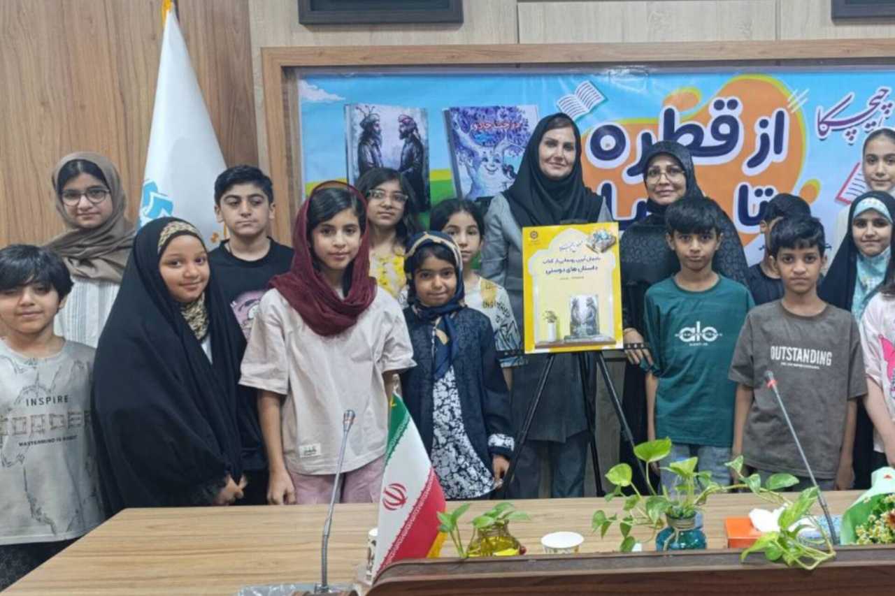 دو اثر ادبی در محفل داستان «چیچکای» بندرعباس رونمایی شد